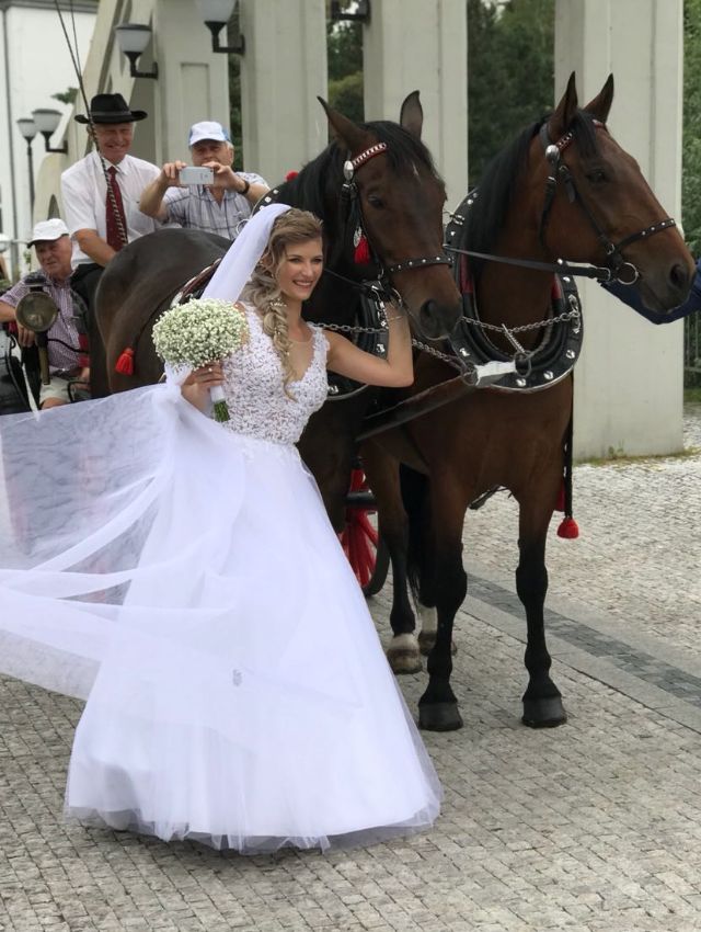 Svatebčané s koňmi